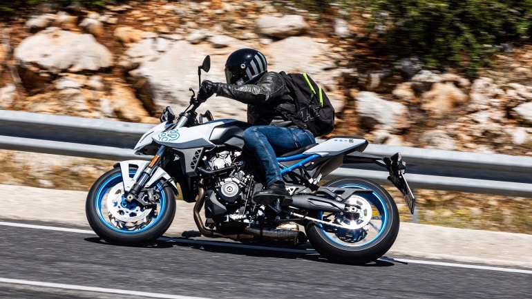 Οδηγούμε τη νέα Suzuki GSX-8S